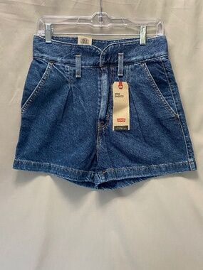 Levi's denim Mom Shorts Blue Size 26 (NWT)